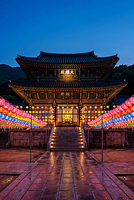 JPG 편집이미지 전통 문화 불교 출입구 조명 한국 이벤트 빛 부처님오신날 등불 절 사찰 저녁 연등 연등축제 편집실사 AI포토 AI콘텐츠 기념일 아시아 종교 종교건축 축제 밤 야간 불교용품 CG 파일형식 자연요소 건축 나라 종교용품