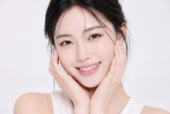 JPG 모델 편집이미지 손 여자 행복 얼굴 포즈 표정 미소 화장 뷰티 피부 피부관리 뷰티풀 의료성형뷰티 스타일 편집실사 AI인물포토 AI콘텐츠 감정 사람 신체부위 CG 파일형식 AI포토