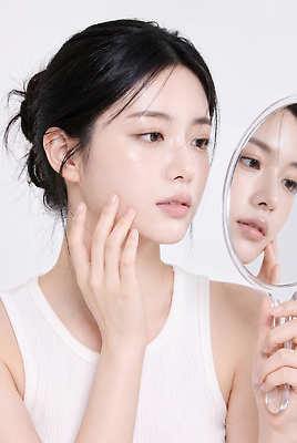 JPG 편집이미지 손 여자 얼굴 관리 화장 뷰티 화장품 세수 피부 피부관리 화장대 스킨케어 턱 뷰티풀 의료성형뷰티 편집실사 AI인물포토 AI콘텐츠 가구 사람 신체부위 청결 CG 파일형식 AI포토 생활용품 위생 오브젝트