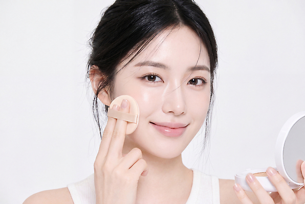 JPG 편집이미지 손 여자 얼굴 미소 화장 뷰티 화장품 집중 피부 피부관리 뷰티풀 파운데이션 의료성형뷰티 편집실사 AI인물포토 AI콘텐츠 컨셉 표정 사람 신체부위 CG 파일형식 AI포토