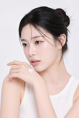 JPG 모델 편집이미지 손 여자 얼굴 관리 뷰티 화장품 상품 피부 피부관리 바르기 관심 뷰티풀 의료성형뷰티 편집실사 AI인물포토 AI콘텐츠 모션 사람 신체부위 CG 파일형식 AI포토