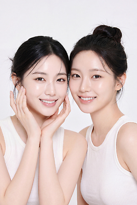 JPG 편집이미지 옷 여자 얼굴 포즈 스튜디오 미소 웃음 친구 청춘 뷰티 피부 피부관리 뷰티풀 의료성형뷰티 편집실사 AI인물포토 AI콘텐츠 컨셉 관계 표정 사람 신체부위 CG 파일형식 AI포토