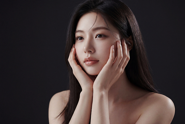JPG 모델 편집이미지 긴머리 손 여자 감정 얼굴 포즈 생각 스튜디오 뷰티 피부 피부관리 뷰티풀 편집실사 AI인물포토 AI콘텐츠 헤어스타일 사람 신체부위 CG 파일형식 AI포토