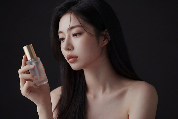 JPG 편집이미지 손 여자 패션 얼굴 표정 뷰티 화장품 상품 집중 피부 피부관리 뷰티풀 의료성형뷰티 스타일 세럼 편집실사 AI인물포토 AI콘텐츠 컨셉 사람 신체부위 CG 파일형식 AI포토