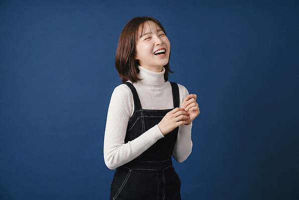 감정 백그라운드 표정 사람 신체부위 파란색 CG 파일형식 AI포토 여자 웃음 파란배경 포즈 미소 즐거움 얼굴 편집실사 편집이미지 JPG AI인물포토 AI콘텐츠 의료성형뷰티