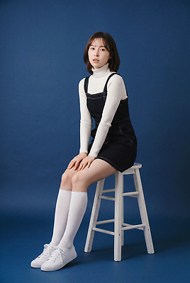 컬러 신발 상의 모션 사람 CG 파일형식 AI포토 여자 앉기 백그라운드 파란색 패션 스웨터 흰색 운동화 양말 스타일 모델 포즈 편집실사 편집이미지 JPG AI인물포토 AI콘텐츠 의료성형뷰티
