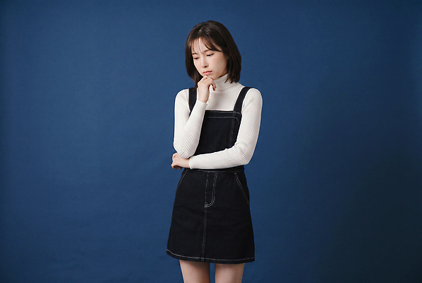 옷 상의 내부 CG 파일형식 AI포토 모델 생각 스웨터 원피스 표정 포즈 실내 패션 스타일 편집실사 편집이미지 JPG AI인물포토 AI콘텐츠 의료성형뷰티