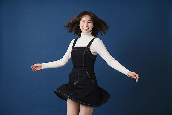 옷 감정 컬러 표정 사람 스웨터 CG 파일형식 AI포토 여자 원피스 파란색 백그라운드 회전 즐거움 웃음 패션 터틀넥 검은색 스타일 편집실사 편집이미지 JPG AI인물포토 AI콘텐츠 의료성형뷰티