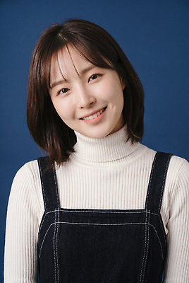 잡화 컬러 표정 사람 내부 신체부위 스웨터 CG 파일형식 AI포토 여자 미소 파란색 백그라운드 실내 터틀넥 멜빵 얼굴 포즈 스타일 옷 편집실사 편집이미지 JPG AI인물포토 AI콘텐츠 의료성형뷰티