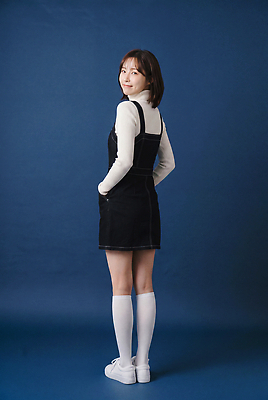 JPG 모델 편집이미지 원피스 패션 포즈 백그라운드 양말 웃음 사람 검은색 뒤돌아보기 주머니 스타일 편집실사 AI인물포토 AI콘텐츠 옷 컬러 모션 표정 CG 파일형식 AI포토