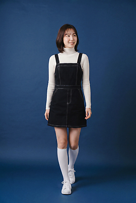 JPG 모델 편집이미지 옷 원피스 패션 운동화 양말 서기 미소 웃음 스웨터 파란배경 스타일 편집실사 AI인물포토 AI콘텐츠 백그라운드 신발 상의 모션 표정 파란색 CG 파일형식 AI포토 컬러