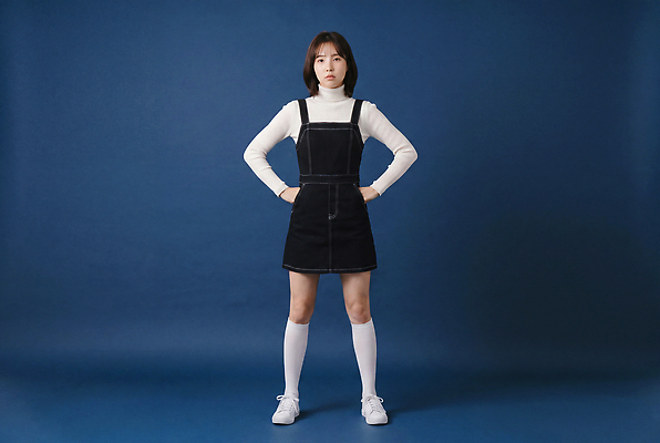 JPG 모델 편집이미지 손 옷 패션 포즈 양말 사람 허리 파란배경 스타일 편집실사 AI인물포토 AI콘텐츠 백그라운드 신체부위 파란색 CG 파일형식 AI포토 컬러