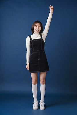 옷 컬러 모션 표정 사람 CG 파일형식 AI포토 모델 미소 손들기 원피스 흰색 패션 포즈 여자 밝음 스타일 편집실사 편집이미지 JPG AI인물포토 AI콘텐츠 의료성형뷰티