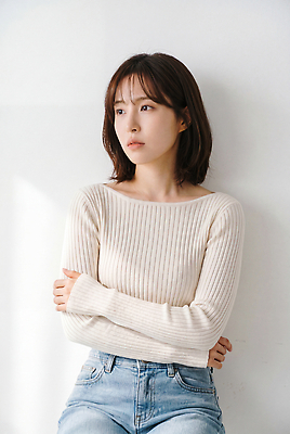 JPG 모델 편집이미지 옷 여자 패션 벽 포즈 생각 실내 무표정 스타일 Jeans 편집실사 AI인물포토 AI콘텐츠 감정 표정 사람 내부 CG 파일형식 AI포토