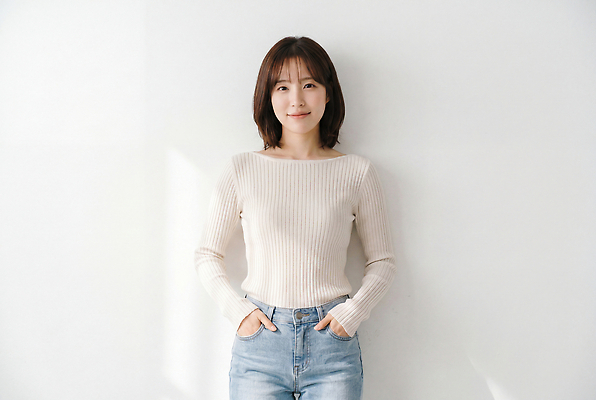 JPG 모델 편집이미지 옷 여자 벽 포즈 밝음 주머니 스타일 편집실사 AI인물포토 AI콘텐츠 사람 CG 파일형식 AI포토