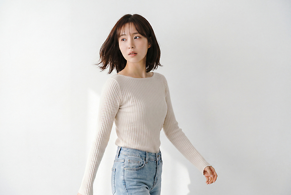 컬러 모션 사람 내부 감각 CG 파일형식 AI포토 여자 걷기 흰색 백그라운드 표정 옷 편안함 공간 실내 편집실사 편집이미지 JPG AI인물포토 AI콘텐츠 의료성형뷰티