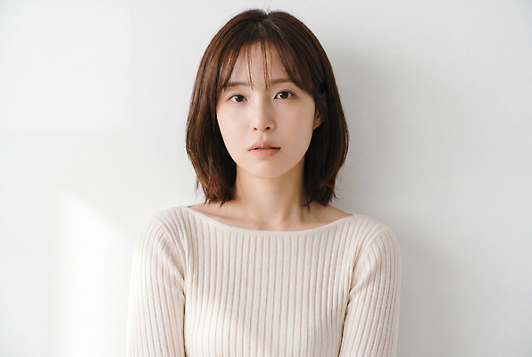 JPG 모델 편집이미지 디자인 옷 여자 벽 포즈 표정 서기 사람 흰색 심플 편집실사 AI인물포토 AI콘텐츠 컬러 모션 CG 파일형식 AI포토