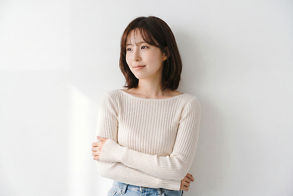 컬러 모션 표정 사람 내부 라이프 감각 CG 파일형식 AI포토 여자 벽 미소 편안함 흰색 감싸기 감정 실내 일상 편집실사 편집이미지 JPG AI인물포토 AI콘텐츠 의료성형뷰티