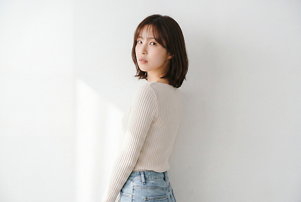 JPG 편집이미지 여자 패션 벽 포즈 실내 사람 흰색 청바지 스웨터 스타일 편집실사 AI인물포토 AI콘텐츠 컬러 상의 바지 내부 CG 파일형식 AI포토 옷 하의