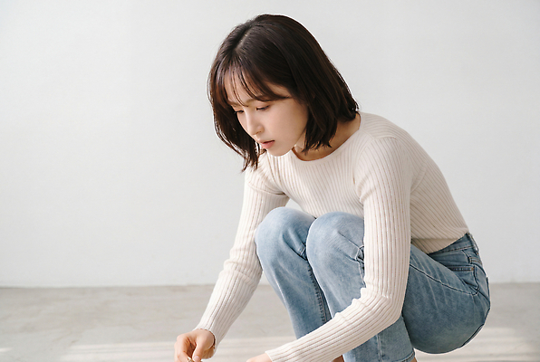 시선 포즈 사람 내부 CG 파일형식 AI포토 여자 바닥 작업 숙이기 실내 응시 편집실사 편집이미지 JPG AI인물포토 AI콘텐츠 의료성형뷰티