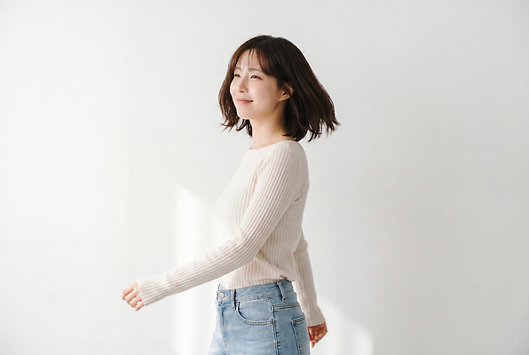 JPG 모델 편집이미지 여자 패션 미소 일상 걷기 심플 편집실사 AI인물포토 AI콘텐츠 모션 표정 사람 라이프 CG 파일형식 AI포토 생활