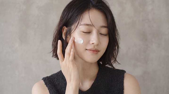 JPG 편집이미지 손 여자 얼굴 실내 뷰티 화장품 단발머리 집중 피부관리 스킨케어 뷰티풀 의료성형뷰티 편집실사 AI인물포토 AI콘텐츠 헤어스타일 컨셉 사람 내부 신체부위 CG 파일형식 AI포토