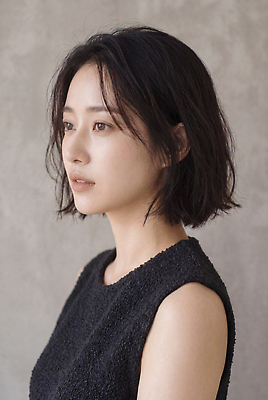 JPG 편집이미지 시선 여자 얼굴 짧은머리 상반신 옆모습 머리카락 단발머리 피부관리 의료성형뷰티 스타일 편집실사 AI인물포토 AI콘텐츠 헤어스타일 뷰포인트 사람 신체부위 뷰티 머리 CG 파일형식 AI포토