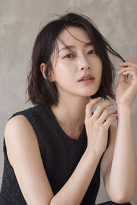 JPG 모델 편집이미지 손 옷 여자 패션 포즈 실내 머리 촬영 단발머리 분위기 피부관리 뷰티풀 의료성형뷰티 스타일 편집실사 AI인물포토 AI콘텐츠 헤어스타일 컨셉 사람 내부 신체부위 뷰티 CG 파일형식 AI포토