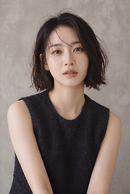 JPG 편집이미지 여자 패션 얼굴 포즈 짧은머리 실내 표정 머리 단발머리 피부관리 의료성형뷰티 스타일 편집실사 AI인물포토 AI콘텐츠 헤어스타일 사람 내부 신체부위 뷰티 CG 파일형식 AI포토