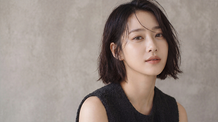 JPG 모델 편집이미지 시선 여자 포즈 회색배경 표정 머리 단발머리 분위기 어깨 피부관리 의료성형뷰티 스타일 편집실사 AI인물포토 AI콘텐츠 헤어스타일 백그라운드 컨셉 사람 신체부위 뷰티 회색 CG 파일형식 AI포토 컬러