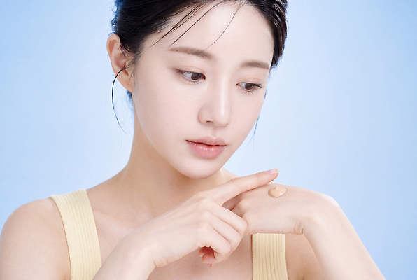 JPG 편집이미지 손 여자 얼굴 손가락 화장 뷰티 화장품 상품 피부 파운데이션 의료성형뷰티 편집실사 AI인물포토 AI콘텐츠 사람 신체부위 CG 파일형식 AI포토