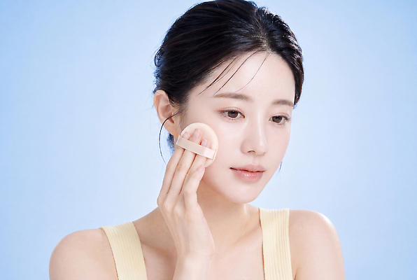 JPG 편집이미지 손 여자 얼굴 화장 뷰티 화장품 피부 피부관리 파란배경 팩트 의료성형뷰티 스타일 편집실사 AI인물포토 AI콘텐츠 백그라운드 사람 신체부위 파란색 CG 파일형식 AI포토 컬러