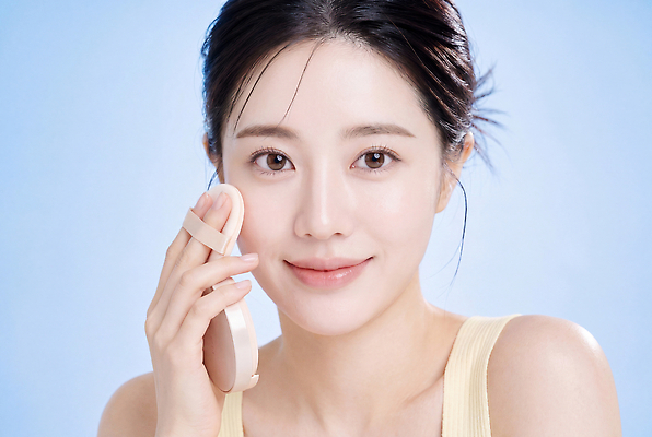 JPG 편집이미지 여자 얼굴 화장 뷰티 청결 화장품 도구 피부 피부관리 팩트 의료성형뷰티 편집실사 AI인물포토 AI콘텐츠 사람 신체부위 위생 CG 파일형식 AI포토