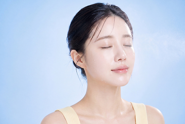 JPG 편집이미지 여자 얼굴 관리 미소 화장 뷰티 눈 수분 피부 스프레이 뷰티풀 의료성형뷰티 편집실사 AI인물포토 AI콘텐츠 표정 사람 신체부위 CG 파일형식 AI포토