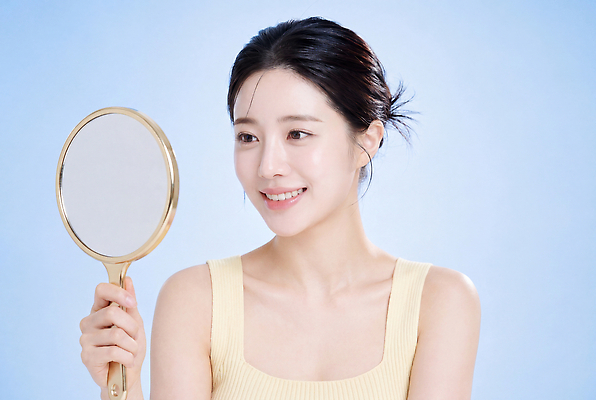 JPG 편집이미지 여자 행복 표정 미소 뷰티 거울 자신감 피부 의료성형뷰티 편집실사 AI인물포토 AI콘텐츠 감정 사람 신체부위 CG 파일형식 AI포토