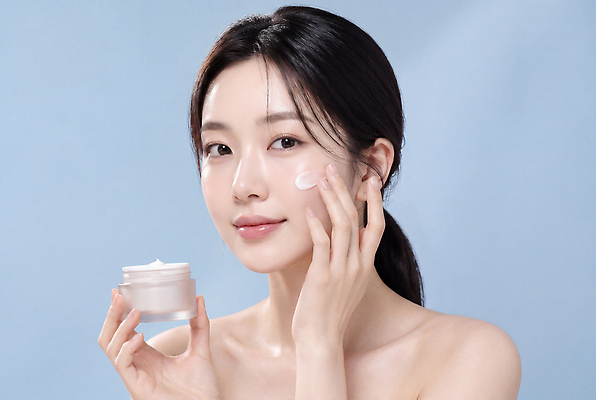 JPG 편집이미지 손 여자 얼굴 미소 뷰티 화장품 상품 피부 피부관리 스킨케어 자기관리 의료성형뷰티 편집실사 AI인물포토 AI콘텐츠 표정 사람 신체부위 CG 파일형식 AI포토