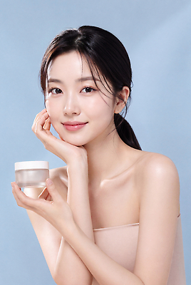 JPG 편집이미지 손 여자 얼굴 포즈 미소 뷰티 화장품 상품 피부 피부관리 스킨케어 의료성형뷰티 편집실사 AI인물포토 AI콘텐츠 표정 사람 신체부위 CG 파일형식 AI포토