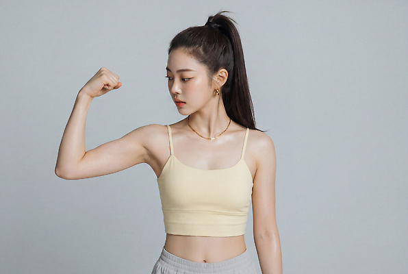 JPG 편집이미지 여자 포즈 신체 근육 건강 운동복 운동 헬스 탱크톱 팔 보여주기 의료성형뷰티 스타일 편집실사 AI인물포토 AI콘텐츠 옷 상의 모션 사람 신체부위 CG 파일형식 AI포토