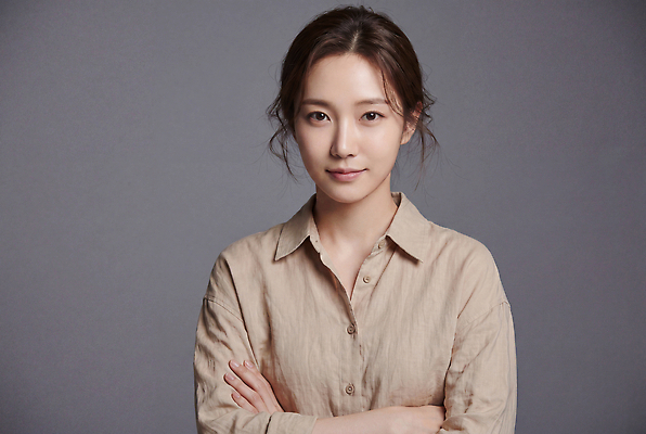 JPG 모델 편집이미지 헤어스타일 여자 패션 스튜디오 표정 성인 팔짱 촬영 편안함 린넨 의료성형뷰티 편집실사 AI인물포토 AI콘텐츠 모션 사람 직물 감각 CG 파일형식 AI포토