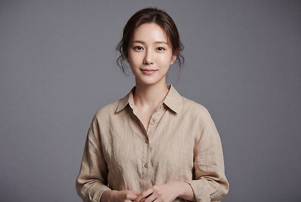 JPG 모델 편집이미지 여자 패션 스튜디오 표정 미소 성인 촬영 자신감 린넨 의료성형뷰티 편집실사 AI인물포토 AI콘텐츠 감정 사람 직물 CG 파일형식 AI포토