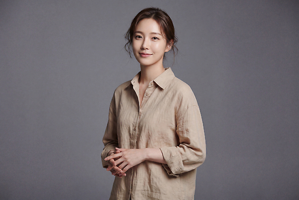 JPG 모델 편집이미지 옷 여자 스튜디오 표정 성인 사진촬영 촬영 린넨 의료성형뷰티 편집실사 AI인물포토 AI콘텐츠 사람 직물 CG 파일형식 AI포토