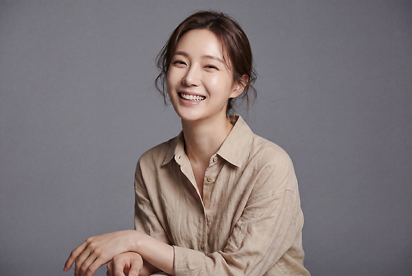 JPG 편집이미지 여자 얼굴 셔츠 표정 미소 성인 촬영 기쁨 린넨 뷰티풀 의료성형뷰티 편집실사 AI인물포토 AI콘텐츠 감정 상의 사람 신체부위 직물 CG 파일형식 AI포토 옷