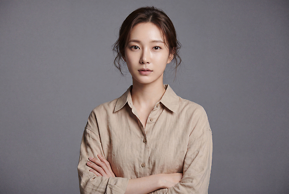 JPG 모델 편집이미지 시선 여자 표정 성인 팔짱 린넨 의료성형뷰티 차분 편집실사 AI인물포토 AI콘텐츠 컨셉 모션 사람 직물 CG 파일형식 AI포토