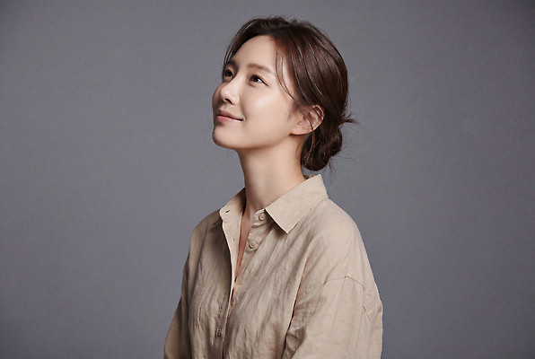 JPG 편집이미지 응시 여자 셔츠 생각 표정 웃음 성인 촬영 린넨 의료성형뷰티 편집실사 AI인물포토 AI콘텐츠 시선 상의 사람 직물 CG 파일형식 AI포토 옷