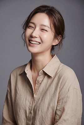 JPG 모델 편집이미지 여자 얼굴 셔츠 표정 미소 성인 즐거움 린넨 뷰티풀 의료성형뷰티 편집실사 AI인물포토 AI콘텐츠 감정 상의 사람 신체부위 직물 CG 파일형식 AI포토 옷
