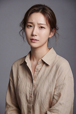 JPG 편집이미지 긴머리 여자 얼굴 셔츠 생각 표정 성인 머리 촬영 찡그림 문제 린넨 의료성형뷰티 편집실사 AI인물포토 AI콘텐츠 헤어스타일 상의 사람 신체부위 직물 CG 파일형식 AI포토 옷
