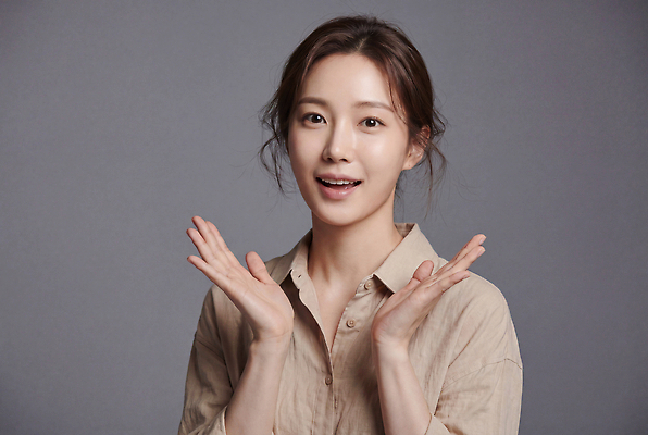 JPG 편집이미지 여자 얼굴 셔츠 스튜디오 표정 웃음 성인 촬영 기쁨 린넨 의료성형뷰티 편집실사 AI인물포토 AI콘텐츠 감정 상의 사람 신체부위 직물 CG 파일형식 AI포토 옷