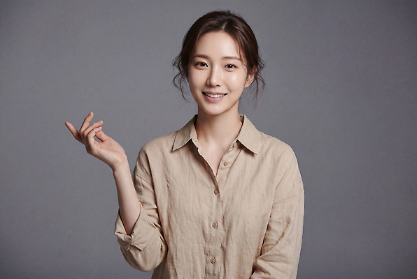 JPG 편집이미지 여자 셔츠 표정 미소 성인 촬영 편안함 린넨 의료성형뷰티 스타일 편집실사 AI인물포토 AI콘텐츠 상의 사람 직물 감각 CG 파일형식 AI포토 옷