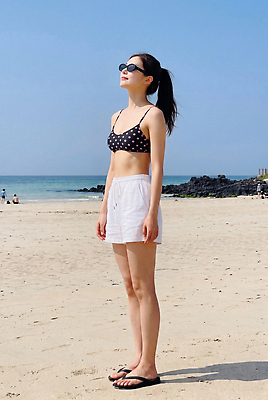 JPG 편집이미지 여자 수영복 모래 바다 하늘 성인 해변 여름 선글라스 햇빛 즐거움 흰바지 의료성형뷰티 편집실사 AI인물포토 AI콘텐츠 옷 계절 감정 안경 바지 사람 빛 CG 파일형식 AI포토 잡화 하의
