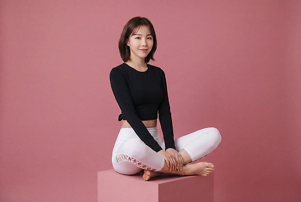 JPG 모델 편집이미지 여자 패션 스포츠 포즈 앉기 성인 운동복 운동 의료성형뷰티 스타일 편집실사 AI인물포토 AI콘텐츠 옷 모션 건강 사람 CG 파일형식 AI포토